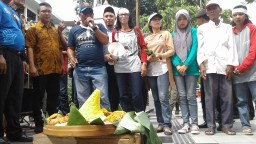 Risma Batal Direkom Cawagub, Warga Surabaya Gelar Syukuran