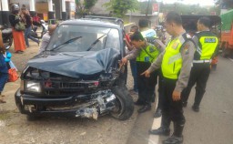 Ban Pecah,  Panther Seruduk Kios Bensin dan Tiang Telepon