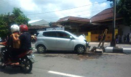 Salip Bus, Daihatsu Ayla Kecantol Pembatas Jalan