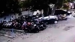 Hilang Kendali, Mobil Sedan Tabrak Puluhan Motor di Madiun