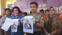 Cemburu, Pria ini Nekat Tabrak Istrinya dengan Mobil