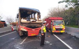 Bus Rajawali  Berkat Seruduk Truk di Tol Gresik, 1 Orang Tewas