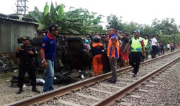 Disambar KA di Dekat Masjid Agung Surabaya, Pajero Ringsek
