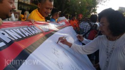 Bubuhkan Tanda Tangan Tolak Terorisme, Pengendara "Dihadiahi" Takjil