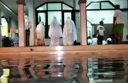Salat Tarawih di Tengah Kepungan Banjir di Mojokerto