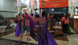 Ketika Para Bule Menari di Balai Kota Surabaya