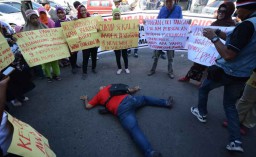 Puluhan Massa Desak Polisi Tuntaskan Insiden 'Surabaya Membara'