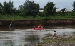 Terpeleset, Pekerja Proyek Jembatan Nyebur ke Sungai Brantas