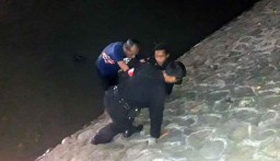 Diduga Terpeleset, Kakek ini Tercebur di Sungai Kalimas