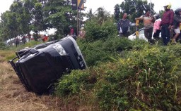 Ditabrak Mobil Avanza, Pikap Grandmax Nyungsep ke Sawah 