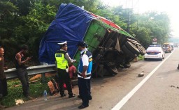 Truk Terguling saat Ganti Ban di Tol Banyu Urip, Sopir Nyaris Terjepit