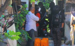 Anggota Densus 88 yang Ditusuk Kelompok Bersenjata Masih Dirawat
