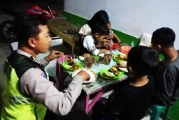 Polisi ini Traktir Makan Ibu yang Tersesat Sebelum Antar Pulang
