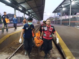 Pria Tanpa Identitas Tewas Tertabrak Kereta Api di Stasiun Wonokromo