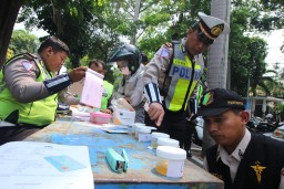 Tekan Angka Kecelakaan, Polisi Gelar Razia Disertai Tes Urine