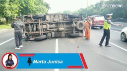Photo Talk: Truk Boks Terguling di Tol Waru-Dupak Surabaya