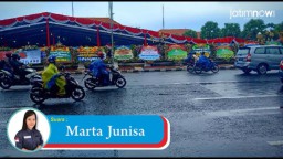 Photo Talk: Ratusan Karangan Bunga Banjiri Gedung Grahadi, Surabaya