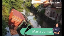 Photo Talk: Truk Trailer Nyemplung ke Sungai