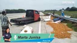 Photo Talk: Pikap Muat Cabai Terguling di Tol
