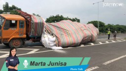 Photo Talk: Dua Kendaraan Kecelakaan di Tol, Muatan Tumpah ke Jalan