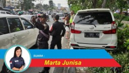 Photo Talk: Mobil Naik Trotoar dan Tabrak Pohon di Surabaya