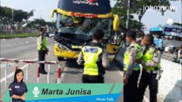 Photo Talk: Gerbang Jembatan Suramadu Ditabrak Bus Pariwisata