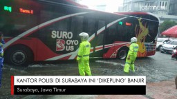 Video: Kantor Polisi di Surabaya ini 'Dikepung' Banjir
