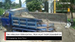 Video: Tak Hiraukan Peringatan, Truk Muat Pasir Disambar KA