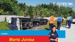 Photo Talk: Truk Muat Kedelai Terguling di Tol Ngawi