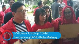 Video: PSI Bawa Amplop Coklat ke Gedung DPRD Kota Malang