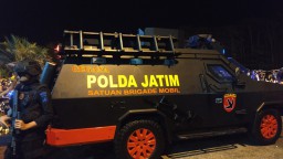 Foto: Tim Persebaya Dikawal Super Ketat Keluar Stadion Kanjuruhan