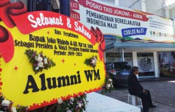 Kantor Timses Jokowi Jatim Dipenuhi Karangan Bunga Ucapan Kemenangan