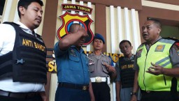 Perwira TNI AL Gadungan ini Jadi Pelatih Baris Berbaris Siswa SMK