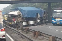 Tabrak Pembatas, Truk Gandeng Tutup Jalur Tol Waru-Porong