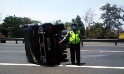 Kecelakaan di Jalan Tol Surabaya-Mojokerto, Pikap dan Truk Terguling