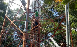 Pemuda ini Panjat Tower Seluler Setinggi 80 Meter, Bunuh Diri?