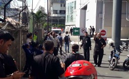 Seorang Pria Berbaju Batik Ditemukan Tewas Jatuh di Tunjungan Plaza 