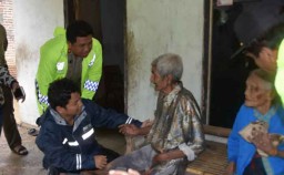 Foto: Kapolres Trenggalek Bantu Korban Banjir