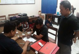 Edarkan Pil Trex, Pemuda Ini Ditangkap Saat Teler di Gubuk Sawah