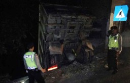 Ditabrak Truk, Dinding Toko Baju di Ponorogo Ambrol