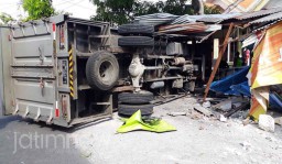 Antar Barang Minimarket, Truk Boks Terguling Usai Tabrak Warung Kopi