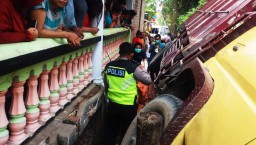 Melorot, Truk Pasir Melindas Ibu dan Anak  hingga Tewas