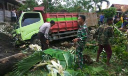 Rem Blong, Truk Bermuatan Batu Tabrak Dua Biker hingga Tewas