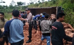 Tak Kuat Nanjak, Truk Bermuatan Genteng Terjun ke Jurang