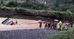 Mogok, Truk Pasir Hampir Hanyut Terbawa Arus Sungai
