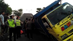 Tabrak Truk, Ambulans Pemkab Pasuruan Rusak Parah