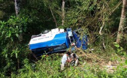 Truk Tangki Bermuatan Solar Terjun ke Jurang di Pacitan