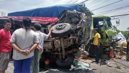 Tabrakan Dua Truk di Mojokerto, 4 Orang Luka