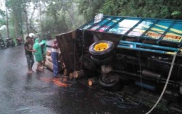 Truk Bermuatan Kayu Terguling di Ponorogo, Satu Luka