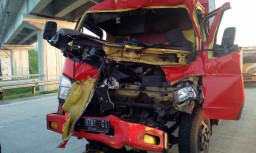 Bagian Depan Truk ini Hancur Setelah Mengaku Mencium Truk Tronton